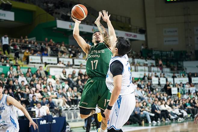원주 DB의 3연패 탈출을 이끈 이선 알바노. (KBL 제공)