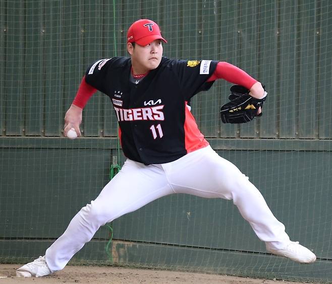 KIA 조상우가 2일 일본 아마미오시마 스프링캠프에서 불펜 피칭을 소화하고 있다. 사진 | KIA 타이거즈