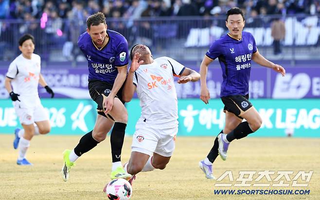 K리그1 FC안양과 제주SK의 경기가 8일 안양종합운동장에서 열렸다. 제주 네게바가 안양 토마스 거친 태클에 걸려 넘어지고 있다. 안양=박재만 기자 pjm@sportschosun.com/2026.03.08/