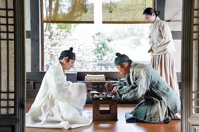 유배 간 조선 단종(왼쪽·박지훈)과 그의 마지막을 지킨 인물 엄흥도(오른쪽·유해진)를 그린 영화 ‘왕과 사는 남자’의 한 장면. 한국의 25번째 '1000만 관객' 영화로 등극했다. /쇼박스