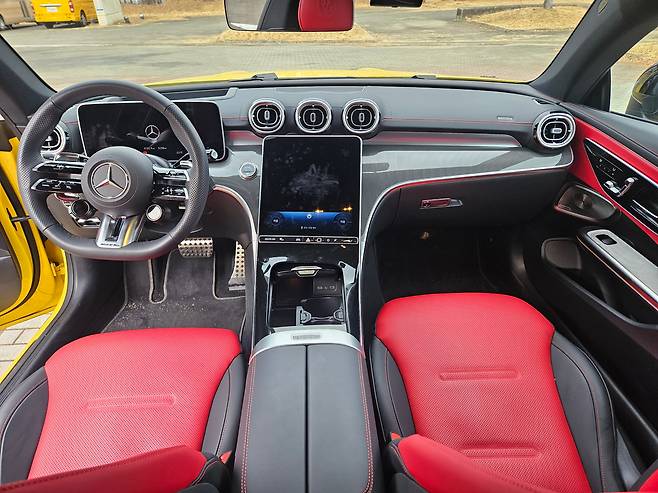 메르세데스 AMG CLE 53 쿠페의 실내. /김지환 기자