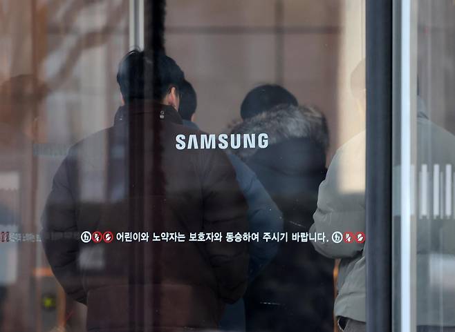 29일 오전 서울 서초구 삼성전자 서초사옥으로 직원들이 출근하고 있다. . 2026.01.29. 뉴시스