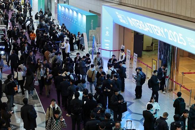지난해 3월 5일 서울 강남구 코엑스에서 열린 ‘인터배터리 2025’ 전시장 앞이 개막 전 입장을 기다리는 관람객으로 붐비고 있다. 뉴스1.