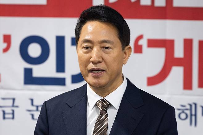 오세훈 서울시장이 6일 서울 여의도 국회 의원회관에서 열린 용산국제업무지구 '글로벌 허브' 인가 '거대 베드타운'인가? 주택 1만호 공급 논란과 해법 모색을 위한 정책토론회 참석 후 현안 관련 취재진 질문에 답하고 있다. 뉴스1