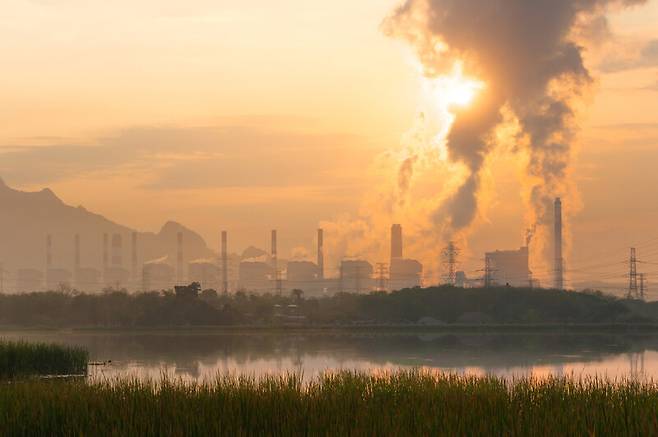 석탄화력발전소 굴뚝에서 연기가 나오고 있다. 게티이미지뱅크