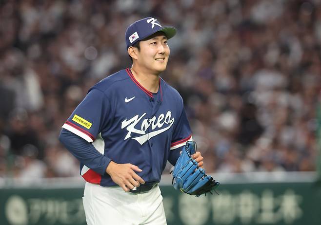 <yonhap photo-5344="">7일 일본 도쿄돔에서 열린 2026 월드베이스볼클래식(WBC) 조별리그 C조 2차전 대한민국과 일본의 경기. 5회말을 무실점으로 마친 한국 손주영이 더그아웃으로 향하고 있다. 사진=연합뉴스</yonhap>