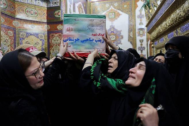 지난 7일(현지시간) 이란 테헤란에서 미·이스라엘과의 공습으로 숨진 어린이의 장례식이 열리고 있다. 로이터=연합뉴스