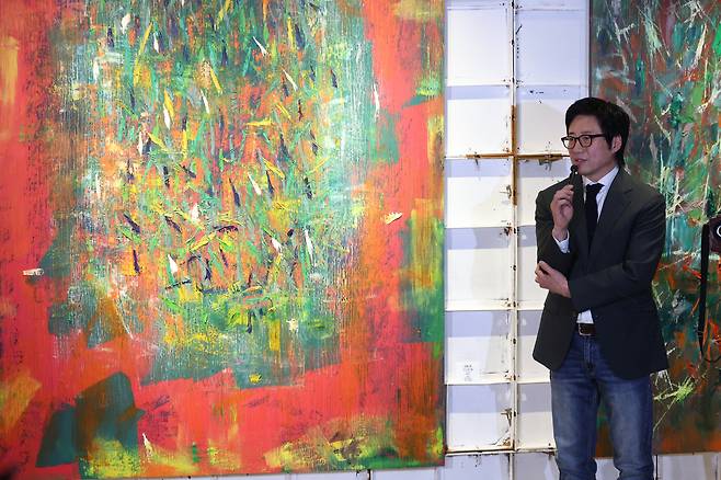 배우 박신양이 6일 서울 종로구 세종문화회관에 마련된 개인전 ‘박신양의 전시쑈: 제4의 벽’ 전시장에서 작품을 소개하고 있다. 연합뉴스