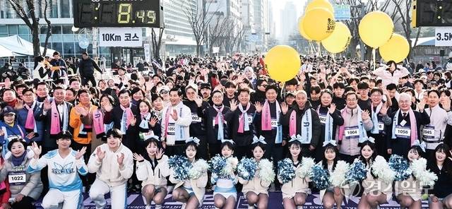 조용익 부천시장과 김병전 부천시의회 의장, 서영석·김기표·이건태 국회의원, 신항철 경기일보 대표이사 회장, 송수봉 부천시체육회장 등이 3.5㎞ 건강달리기 종목 참가자들과 함께 손을 흔들고 있다. 조주현·홍기웅기자