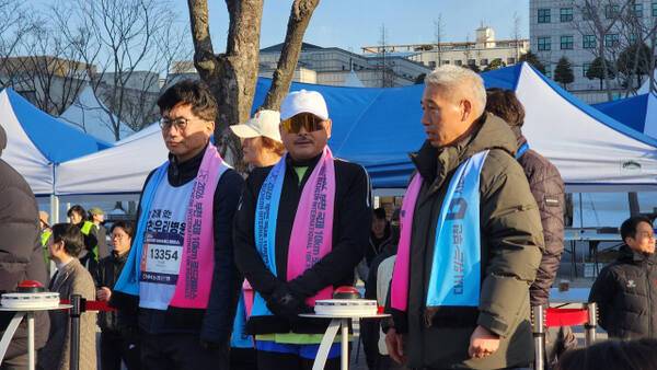 8일 부천 중앙공원 일원에서 ‘2026 부천국제로드레이스 대회’가 열린 가운데 이봉주 선수가 페이스메이커로 참가해 시민들에게 인사하고 있다. 한준호기자
