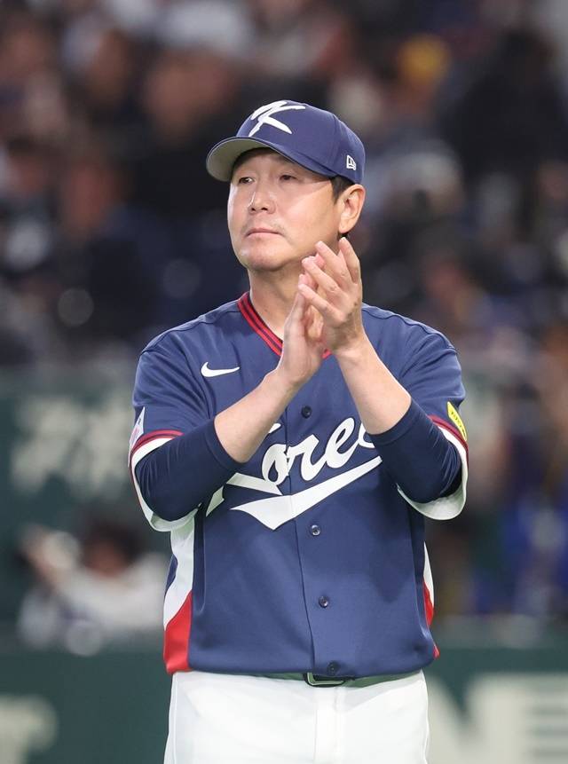 7일 일본 도쿄돔에서 열린 2026 월드베이스볼클래식(WBC) 조별리그 C조 2차전 대한민국과 일본의 경기에 한국 류지현 감독이 입장해 있다. 사진=연합뉴스