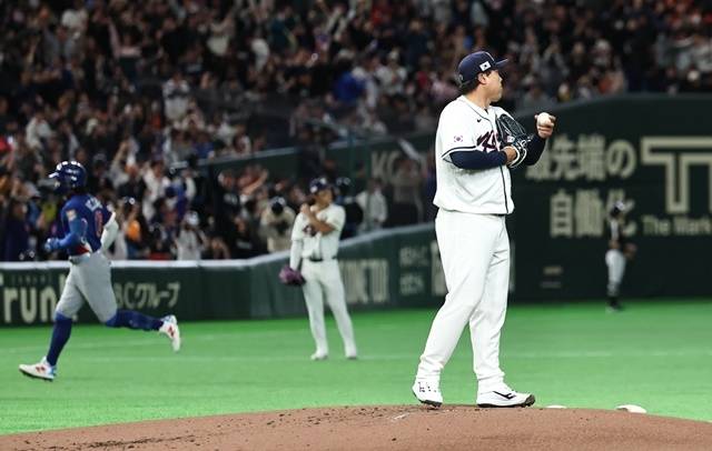 8일 일본 도쿄돔에서 열린 2026 WBC 조별리그 C조 3차전 대한민국과 대만의 경기. 2회초 무사 대만 장위청에게 좌중간 솔로 홈런을 허용한 한국 선발 류현진이 아쉬워하고 있다. 사진=연합뉴스