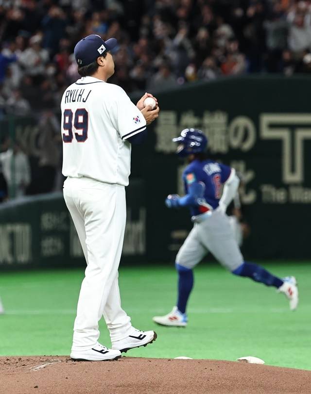 8일 일본 도쿄돔에서 열린 2026 WBC 조별리그 C조 3차전 대한민국과 대만의 경기. 2회초 무사 대만 장위청에게 좌중간 솔로 홈런을 허용한 한국 선발 류현진이 아쉬워하고 있다. 사진=연합뉴스