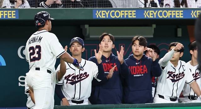 8일 일본 도쿄돔에서 열린 2026 WBC 조별리그 C조 3차전 대한민국과 대만의 경기. 5회말 무사 1, 3루 한국 위트컴의 병살타 때 홈을 밟은 3루 주자 안현민이 동료선수들과 하이파이브를 하고 있다. 사진=연합뉴스