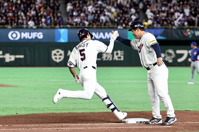 8일 일본 도쿄돔에서 열린 2026 WBC 조별리그 C조 3차전 대한민국과 대만의 경기. 6회말 1사 1루 한국 김도영 좌월 투런 홈런을 치고 그라운드를 돌고 있다. 사진=연합뉴스