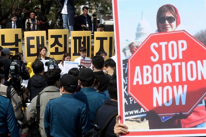 2019년 서울 종로구 헌법재판소에서 낙태죄 헌법불합치 판결이 나온 가운데 헌재 앞에서 찬반 집회가 열리고 있다./사진=머니투데이 DB.