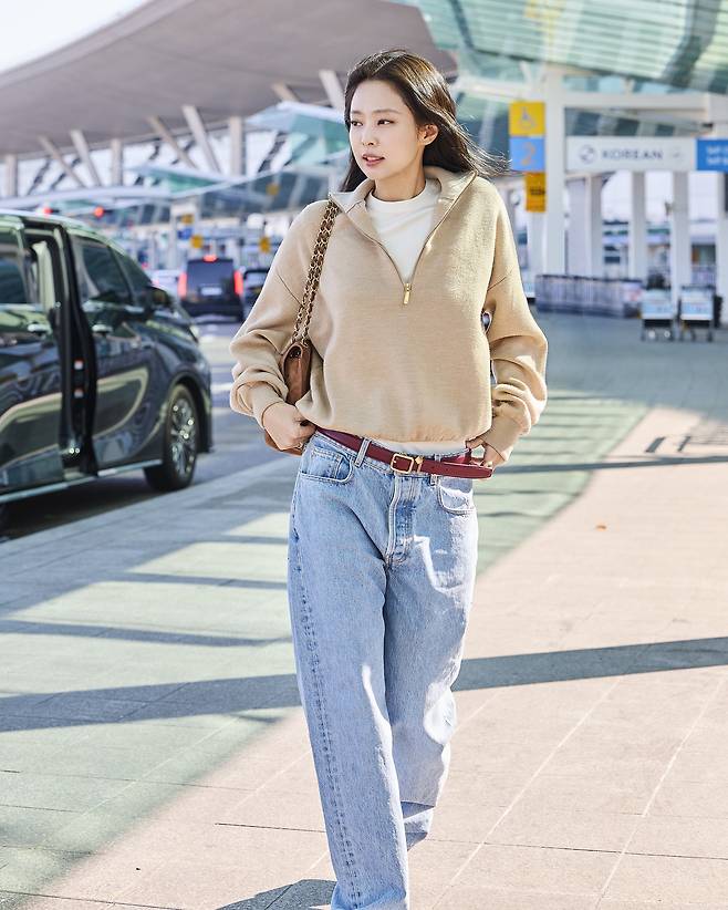 지난 7일 인천공항을 통해 파리 패션쇼로 출국한 블랙핑크 멤버 제니의 패션. 사진 샤넬