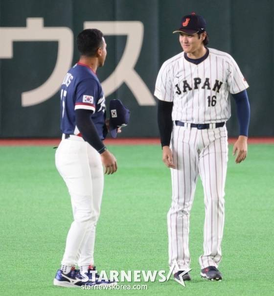 저마이 존스(왼쪽)가 7일 도쿄돔에서 열린 2026WBC 도쿄POOL 대한민국과 일본의 경기 시작에 훈련을 하던 중 오타니와 반갑게 인사를 를 하고 있다. /사진=강영조 선임기자