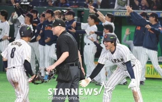 일본 4번타자 요시다가 7일 도쿄돔에서 열린 2026WBC 도쿄POOL 대한민국과 일본의 경기 7회말 2사 만루에서 2타점 적시타를 터트렸다. 득점한 오타니와 곤도가 자축하고 있다. /사진=강영조 선임기자