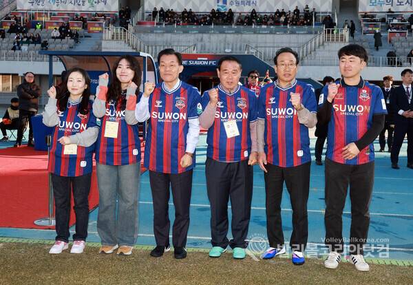 수원FC 서포터스와 함께 승리 기원 시축하는 수원시의회 이재식의장, 구단주 이재준 수원시장, 수원FC 신현삼 재단 이사장.2026.03.07.