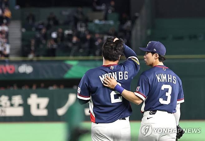 펜스에 부딪힌 문보경과 대화하는 김혜성 (도쿄=연합뉴스) 김인철 기자 = 7일 일본 도쿄돔에서 열린 2026 WBC 조별리그 C조 2차전 대한민국과 일본의 경기. 7회말 무사 일본 마키의 파울볼을 잡으려다 펜스에 부딪힌 한국 문보경이 김혜성과 대화하고 있다. 2026.3.7 yatoya@yna.co.kr