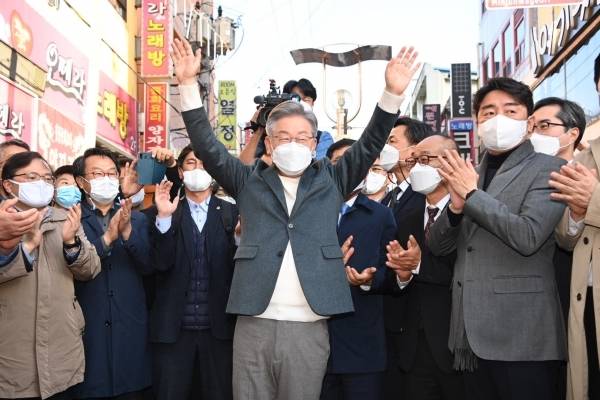 2021년 11월 13일 오후 이재명 더불어민주당 대통령 후보가 창원시 마산합포구 마산 3.15의거 발원지에서 시민들을 향해 손을 흔들고 있다. /김구연 기자