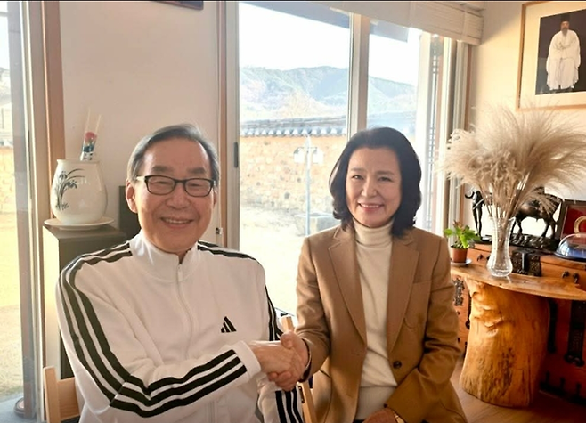 대구시장 선거 출마를 선언한 이진숙 전 방송통신위원장(오)과 문희갑 전 대구시장아 만나 기념사진을 찍고 있는 모습 <이 전 위원장 페이스북 캡처>