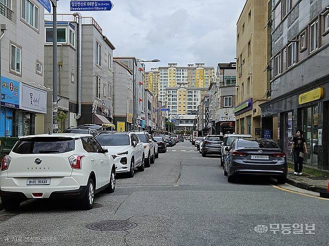 광주의 흔한 골목상권 풍경. 최소한의 보행로 확보도 없는 데다 차들로 사실상 보행을 위해서는 차들과 충돌이 불가피한 모습이다.