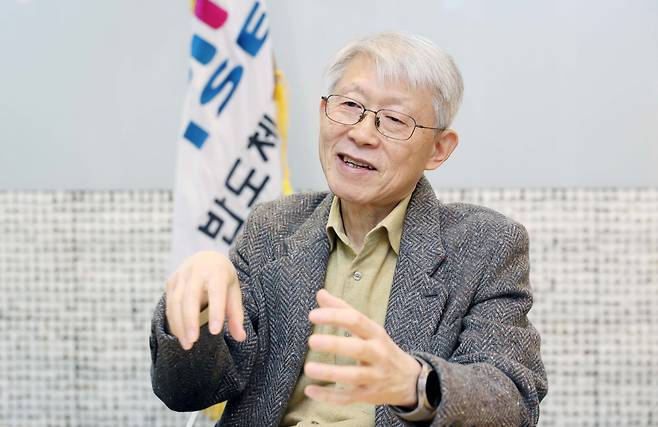최기영 반도체공학회장이 서울 강남구 반도체공학회에서 이투데이와 인터뷰를 갖고 있다. 신태현 기자 holjjak@