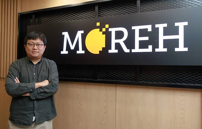 모레 조강원 대표가 지난달 26일 서울 강남구 본사에서 본지와 인터뷰를 진행하기 전 사진을 촬영하고 있다.(사진=모레)