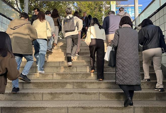 The photo is from last year, when citizens wore thicker clothing during the inter-seasonal period. This image is intended to help readers understand and has nothing to do with the specific content of the article (This magazine DB/News Penguin)