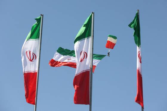 지난해 4월 18일 이란 테헤란에서 열린 국군의 날 퍼레이드 행사에서 이란 국기가 펄럭이고 있다. 〈사진=로이터〉