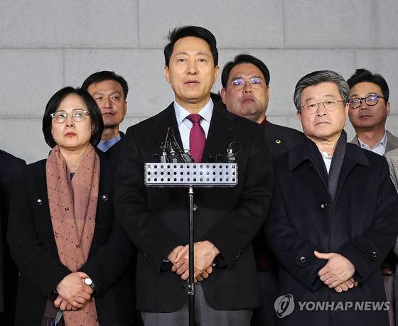 국민의힘이 당 노선을 논의하는 긴급 의원총회를 열어 '윤 어게인' 반대 등의 내용을 담은 결의문을 채택한 9일 오세훈 서울시장이 서울 중구의 한 식당을 나서며 발언을 하고 있다. 〈사진=연합뉴스〉