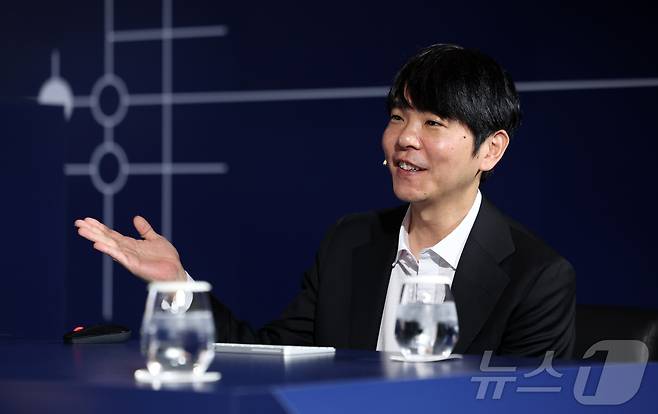 바둑기사 이세돌 9단이 9일 서울 종로구 포시즌스호텔에서 AI 스타트업 인핸스가 주최한 '에이전틱 AI 상용화 글로벌 캠페인'에 참석해 에이전틱 AI로 제작한 바둑모델을 시연하고 있다. (공동취재) 2026.3.9 ⓒ 뉴스1 박정호 기자