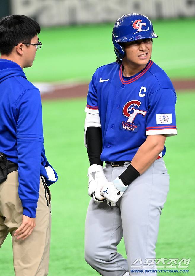 5일 일본 도쿄돔에서 열린 WBC(월드베이스볼클래식) 호주와 대만의 경기. 5회말 대만 천제셴이 손에 사구를 맞고 괴로워하고 있다. 도쿄(일본)=허상욱 기자wook@sportschosun.com/2026.03.05/