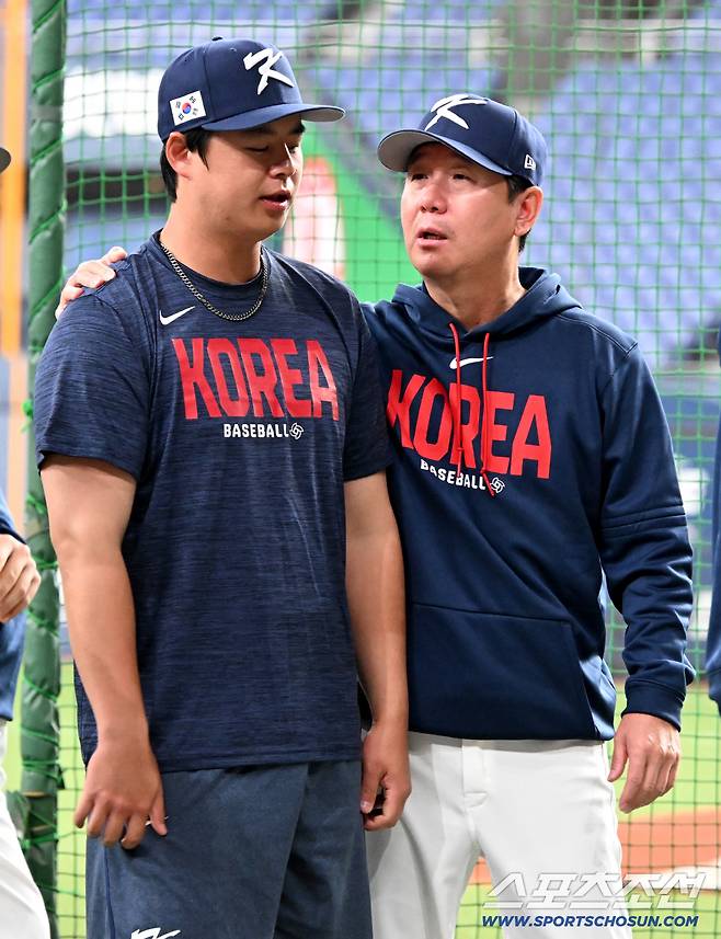 3일 일본 오사카 교세라돔에서 열린 WBC(월드베이스볼클래식) 한국과 오릭스 버팔로스의 경기. 경기 전 류지현 감독이 노시환과 이야기를 나누고 있다. 오사카(일본)=허상욱 기자wook@sportschosun.com/2026.03.03/
