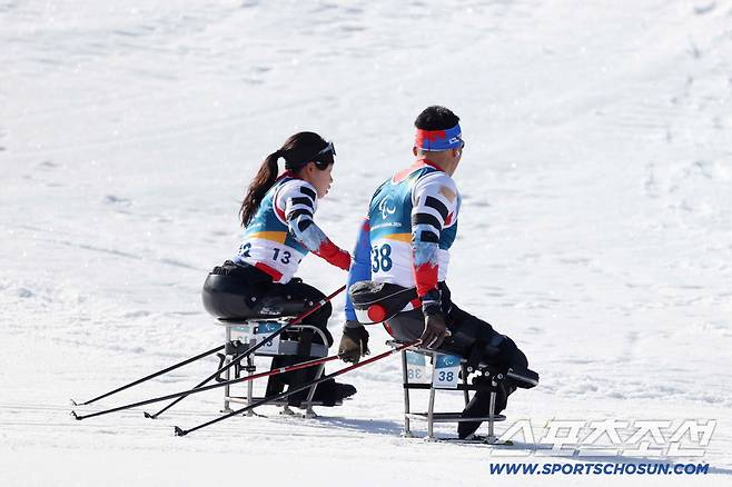 여성선수 사상 첫 동계패럴림픽 메달에 도전중인 김윤지와 '평창 첫 금메달 레전드'신의현이 7일 테세로 설원에서 함께 몸을 풀고 있다. 사진제공=대한장애인체육회