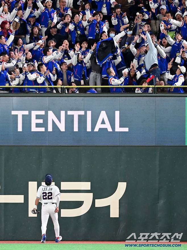 8일 일본 도쿄돔에서 열린 WBC(월드베이스볼클래식) 한국과 대만의 경기, 8회초 2사 2루 우익수 이정후가 페어차일드에 재역전 2점홈런 타구를 바라보고 있다. 도쿄(일본)=허상욱 기자wook@sportschosun.com/2026.03.08/