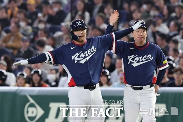 문보경이 안타를 때린 뒤 1루에서 '비행 세리머니'를 펼치고 있다. 문보경은 9일 호주전에서 혼자 4타점을 올렸다. /도쿄=뉴시스