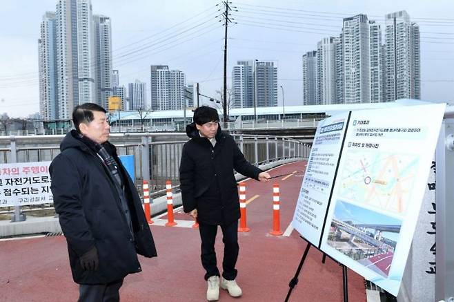 백경현 구리시장이 지난 6일 갈매지구 주민들의 주요 통행로인 '갈매천 자전거도로 연결 교량'을 방문해 시설물 안전 점검하고 있다. 구리시 제공