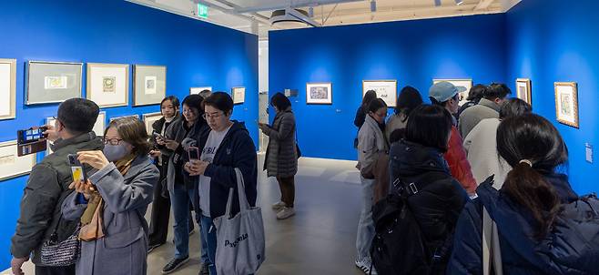 8일 오후 서울 광화문 아트조선스페이스에서 관람객들이 ‘쓰다, 이중섭’ 특별전을 감상하고 있다. /김지호 기자