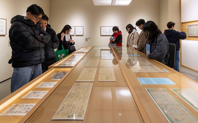 '쓰다, 이중섭' 특별전을 찾은 관람객들이 이중섭의 편지화를 감상하고 있다. /김지호 기자