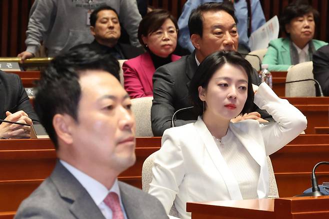 배현진 국민의힘 의원이 9일 서울 여의도 국회에서 열린 긴급 의원총회에서 생각에 잠겨 있다. 왼쪽은 장동혁 대표. 2026.3.9 ⓒ 뉴스1