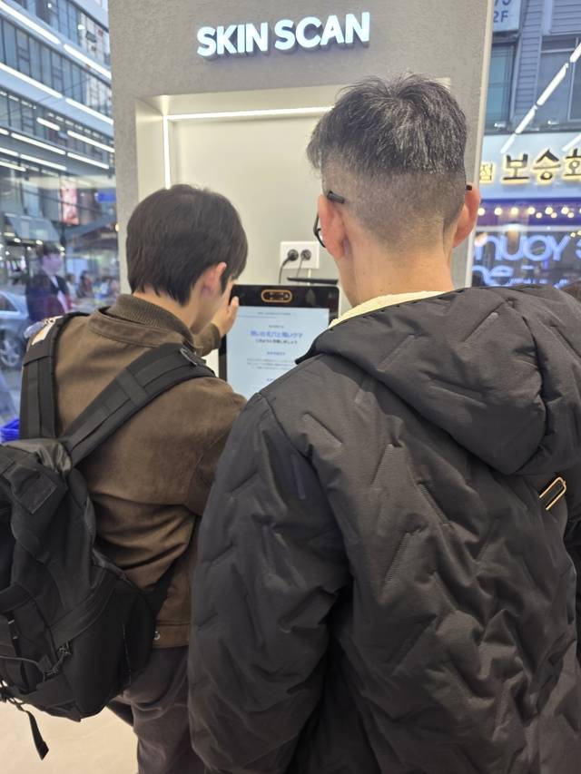 성수레디영약국에서 외국인 고객들이 피부 자가 진단 프로그램을 이용하고 있다. 사진= 김수연기자 newsnews