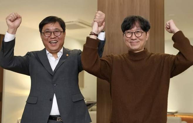 최휘영 문화체육관광부 장관이 지난 7일 자신의 사회관계망서비스(SNS)에 천만 관객을 돌파한 영화 '왕과 사는 남자'의 장항준 감독을 만나 인사를 나누고 케이크와 꽃다발을 건네는 사진을 공개하고, 축하 메시지를 함께 게재했다. 최휘영 장관 인스타그램 캡처. 뉴스1