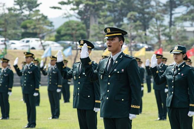 육군은 지난해 5월 29일 전북 익산시 육군부사관학교에서 '25-1기 육군 부사관 임관식'을 실시했다고 밝혔다. 임관 부사관들이 임관 선서를 실시하고 있다. 육군 제공.
