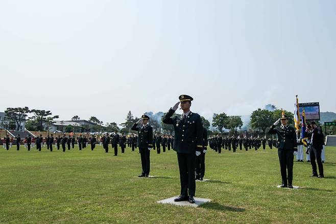 육군은 지난해 5월 29일 전북 익산시 육군부사관학교에서 '25-1기 육군 부사관 임관식'을 실시했다고 밝혔다. 임관 부사관들이 국기에 대한 경례를 실시하고 있다. 육군 제공