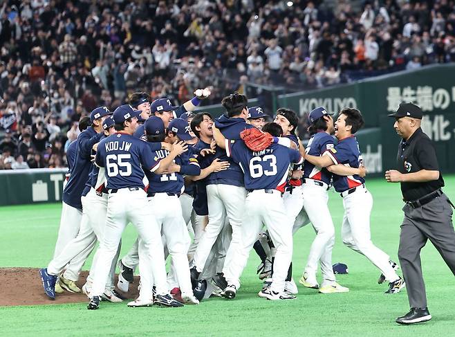 WBC 8강을 확정한 뒤 마운드에서 얼싸안는 한국 야구대표팀 선수들. 연합뉴스