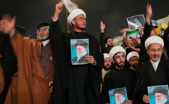 하메네이 추모하는 이라크 시아파 성직자들/사진=연합뉴스