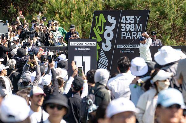지난해 인천 잭 니클라우스 골프클럽에서 개최된 LIV 골프 코리아 최종 라운드에서 브라이슨 디섐보가 11번 홀에서 티샷을 하고 있다. 부산시 제공